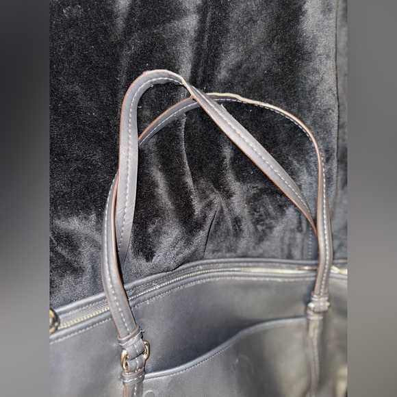 Coach Black Leather Shoulder Bag with Timeless Design - Picture 6 of 16